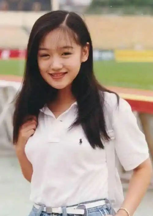 46岁薛佳凝与男子车内热吻,错过胡歌,总算遇到了对的人