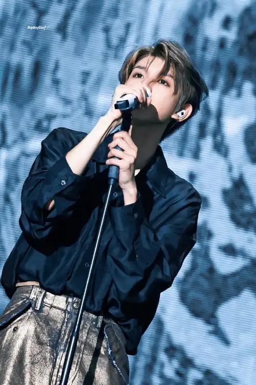 王俊凯王源易烊千玺专辑封面是应援色##tfboys三人专辑都未标注唱片