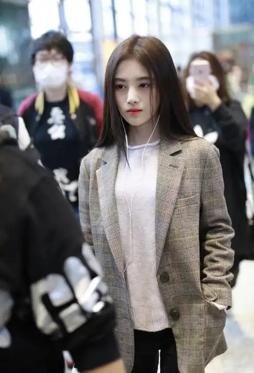 鞠婧祎机场真时髦穿格纹西装凹下衣失踪显腿长小个子典范