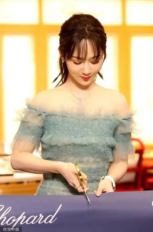 杨紫薄荷长裙露肩为品牌剪彩 又瘦又美小仙女