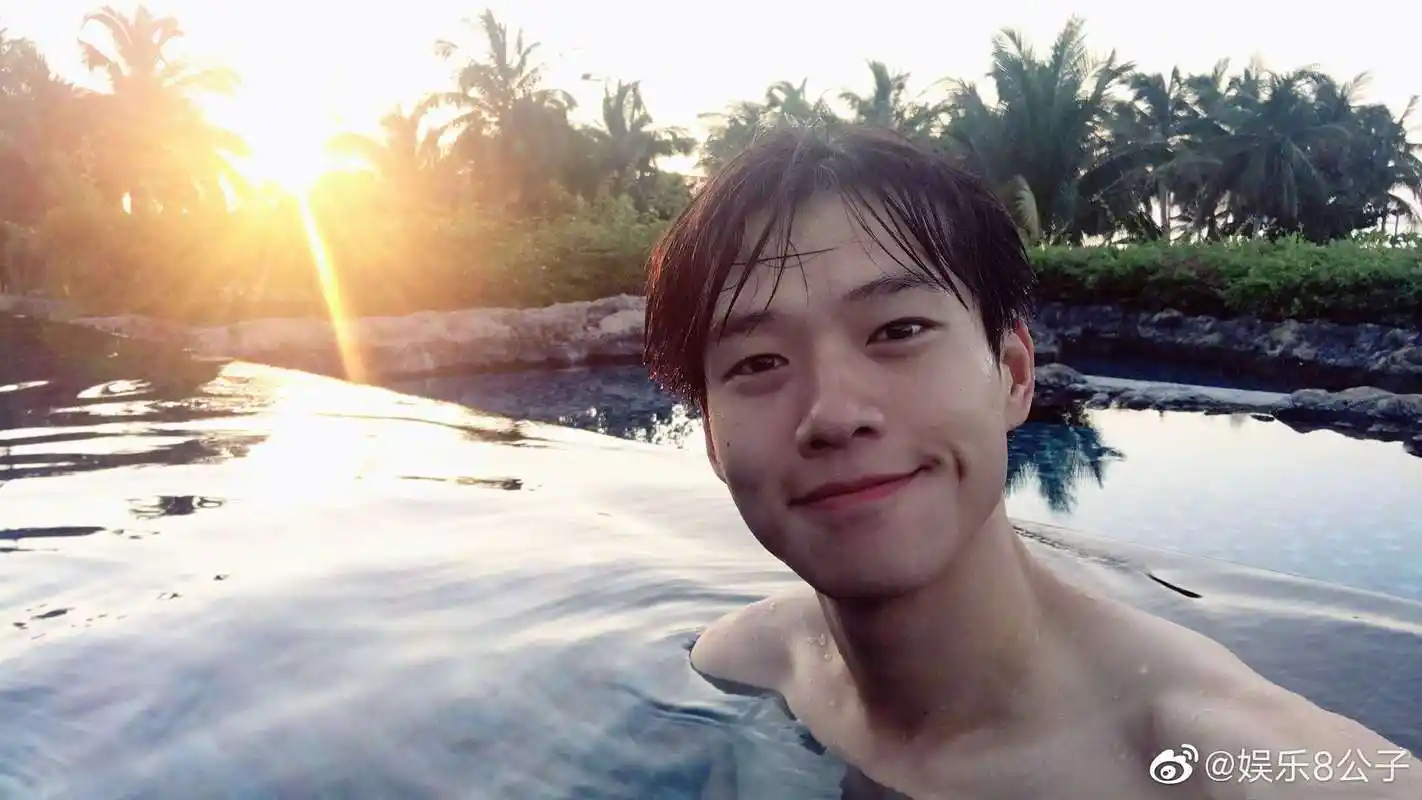 阳光少年魏大勋笑起来也太甜了吧! 着实让人心动呜呜呜!