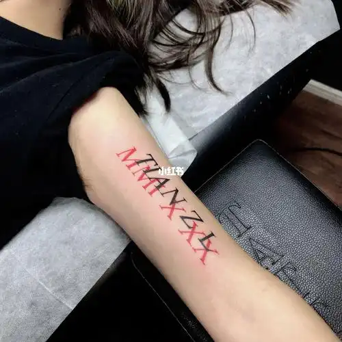 有纪念意义的定制黑红字母纹身
