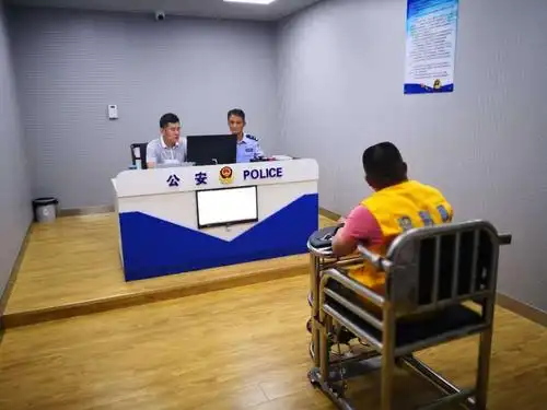 所队配合刑事拘留两名职务侵占犯罪嫌疑人 - 美篇