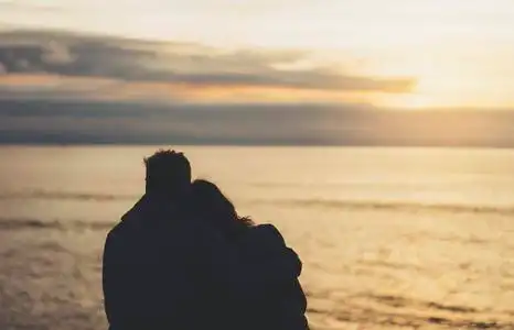 恋人拥抱转圈圈图片