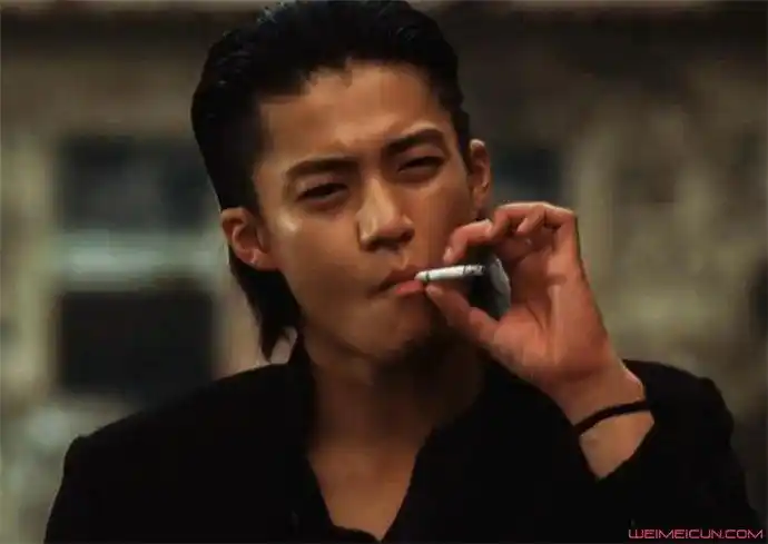 小栗旬热血高校抽烟怎么回事其动作帅气发型超经典