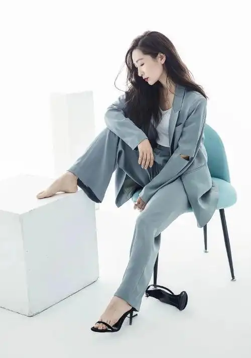 陶昕然为女星发声后36岁晒破洞西装写真霸气侧漏尽显御姐范