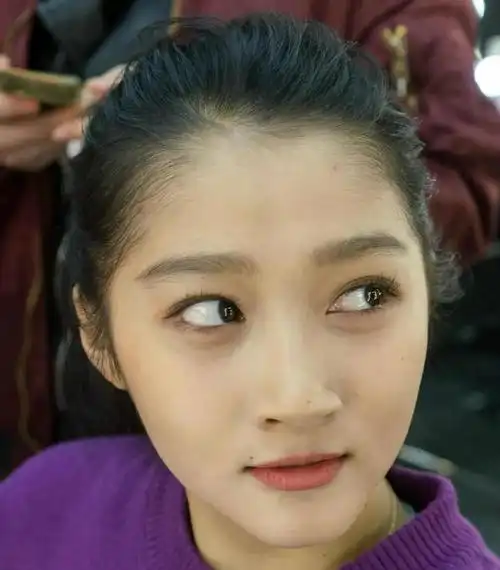 国民闺女关晓彤,素颜实拍!