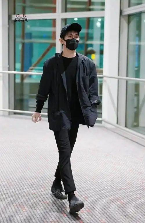 易烊千玺机场图#  易烊千玺机场穿搭小合集9615  私服穿搭松弛