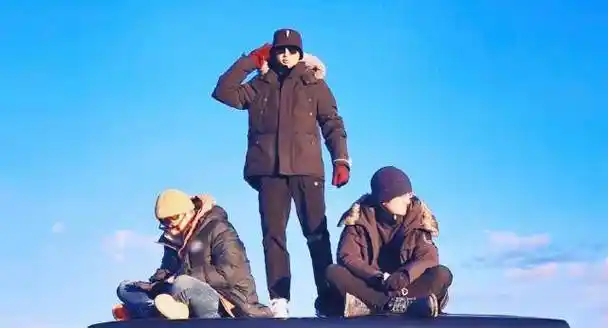 王俊凯打开行李箱找衣物,箱子内部结构暴露个性,不愧是tf领头人_旅行