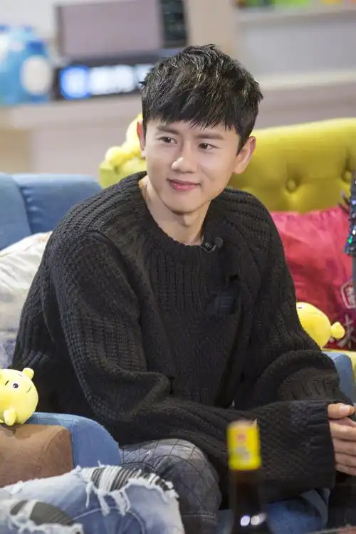 本周轮休的张杰变身小可爱,认真聆听,积极发言表现可圈可点