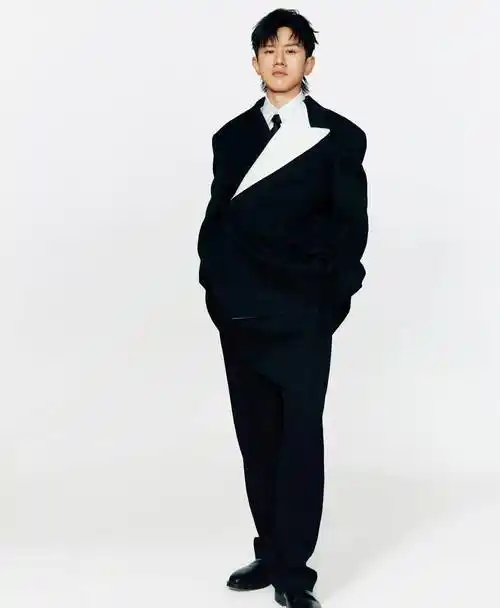 张杰首次登上《费加罗男士》封面,黑白西装皮裤,太酷了!