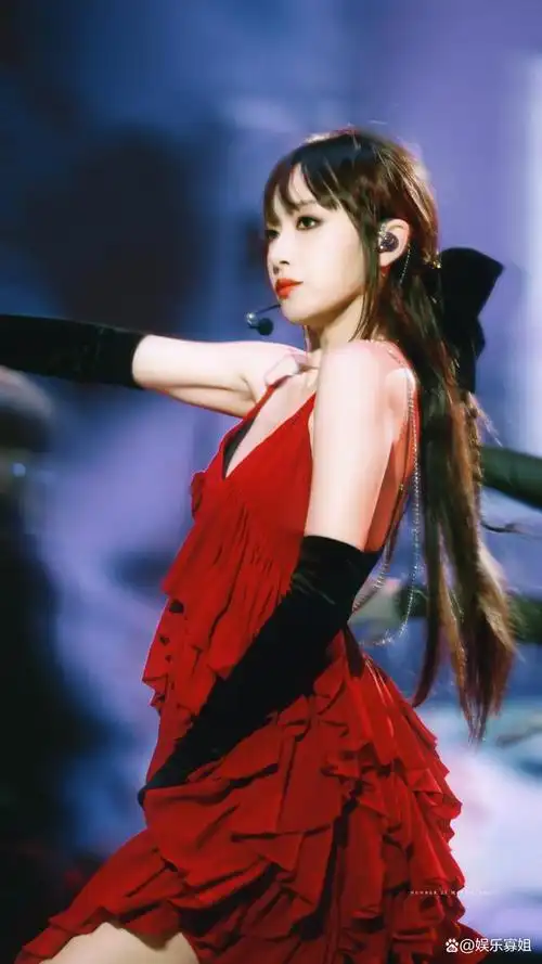 今晚举行的星光大赏,宋茜身穿红色吊带短裙,黑色丝绒长手套,搭配魅惑