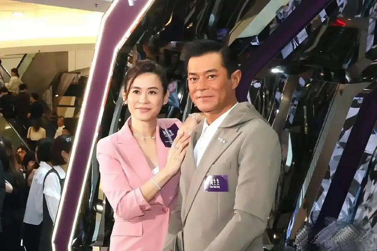 古天乐宣萱同框,两人都是53岁.古天乐就真的越来越像蜡像了.