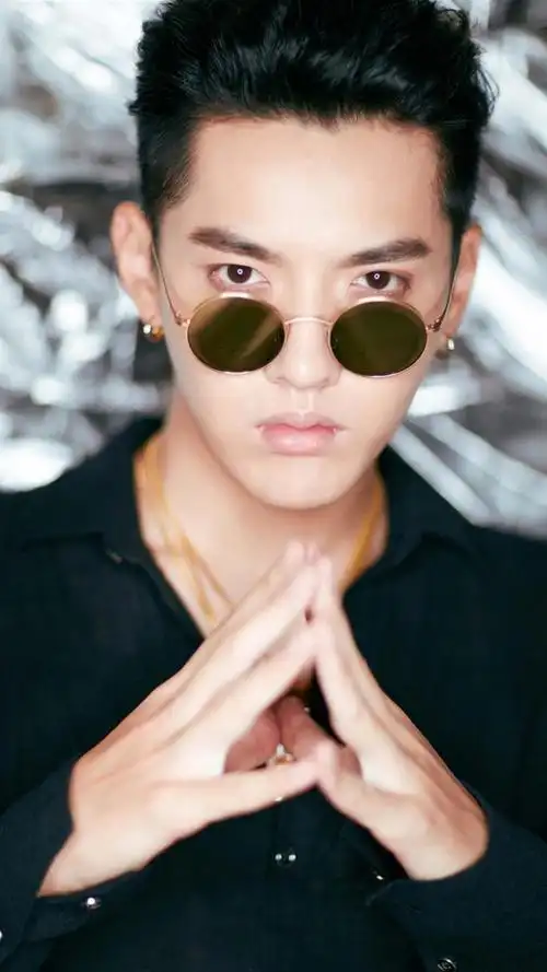 潮男吴亦凡帅气凝视写真