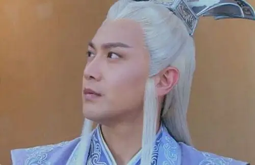 张智尧在《古剑奇谭》中的白发造型,也是非常受欢迎的,不知道对比折颜