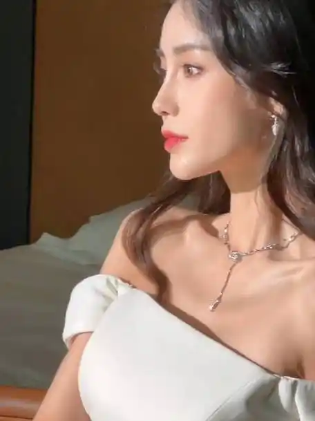 化妆师镜头下的angelababy##angelababy白裙侧拍花絮