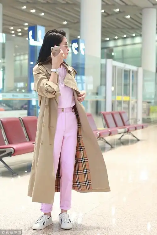 李冰冰穿风衣现身机场聊语音忙不停