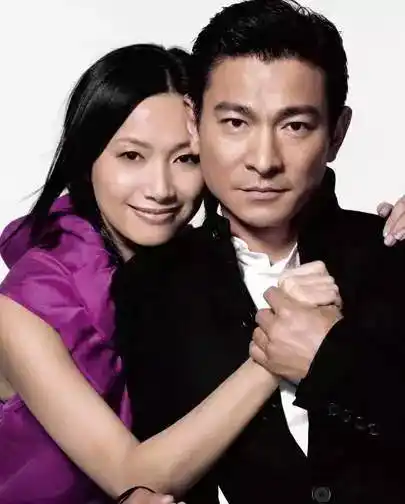 55岁刘德华全家照曝光,妻子越来越美艳,5岁女儿比甜馨还萌!