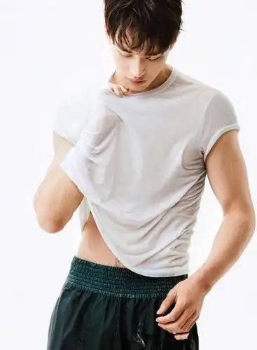 《上瘾》男主许魏洲 撩衣秀腹肌 最新超帅写真