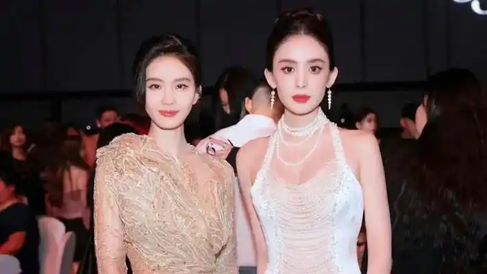 刘诗诗古力娜扎同框比美,热聊不断感情好,合照梦回《轩辕剑》