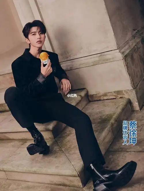 蔡徐坤这大长腿真的很优越服气咯