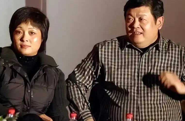 傅彪去世19年了曾经说要帮他养儿子的葛优如今兑现承诺了吗