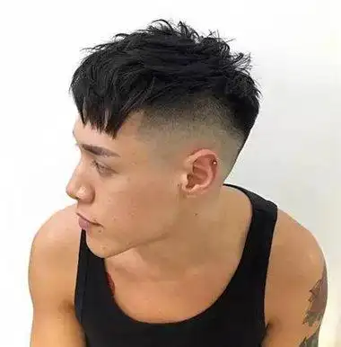 往前数的头发甚至用了剪平的斜刘海