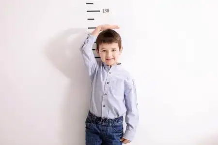 小男孩测量水箱图片