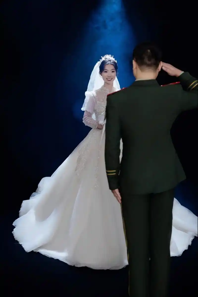 "我想这才是所有军恋该有的结局"#婚纱照 #军装婚纱照 #婚 - 抖音