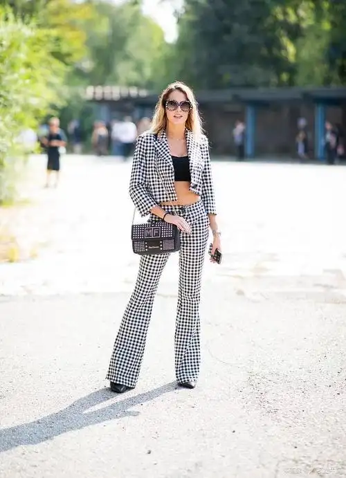 黑白格子裤搭配什么上衣?