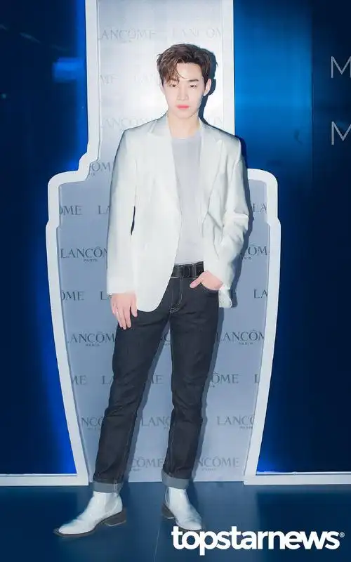 身材优越,与生俱来的气质让西装也独具氛围,大华西装半永久吧#刘宪华