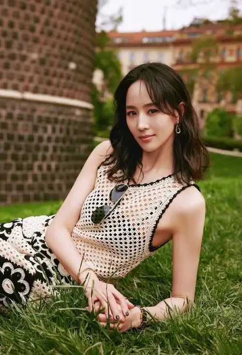 马伊琍有争议的穿搭,不如张钧甯镂空穿搭时尚个性又减龄