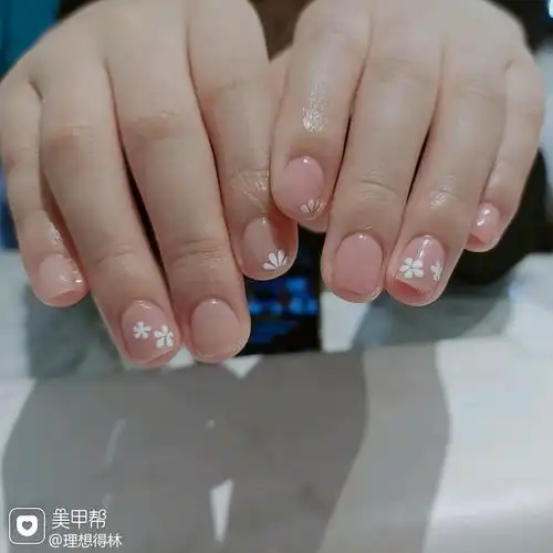裸色方圆形短指甲夏天上班族简约花朵美甲图片