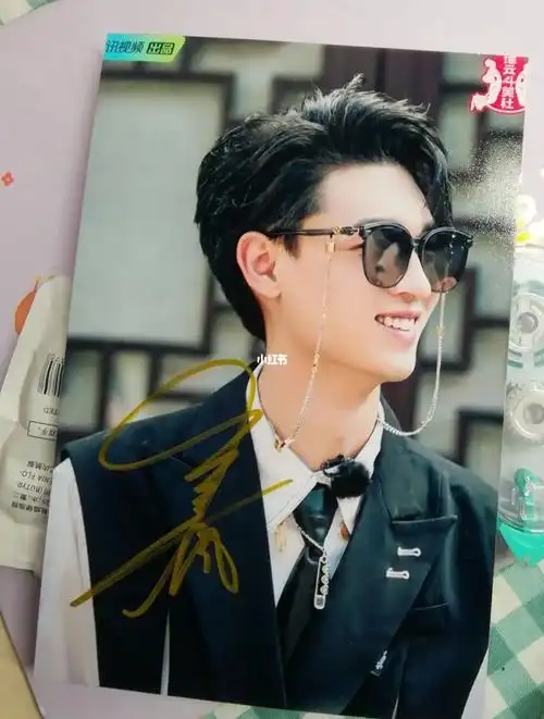 同学送我的秦霄贤签名照不知道是不是亲签姐妹们帮我鉴定一下呗