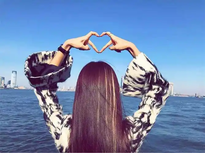 被张一山粉色系比心刷爆后 演员温心再创新高