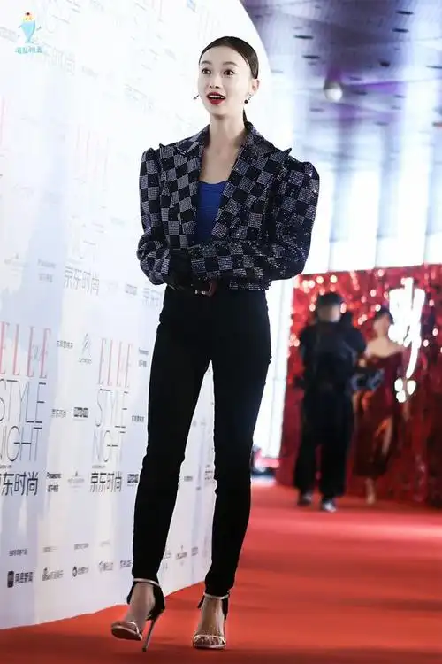 吴谨言只穿健美裤就出发去看秀没刘海颜值激增女配脸变女主脸