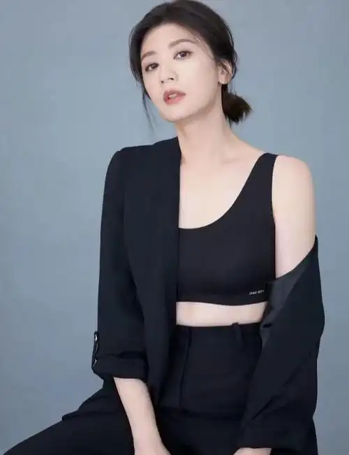 47岁贾静雯穿内衣秀身材香肩半露锁骨精致小腹紧实马甲线抢镜