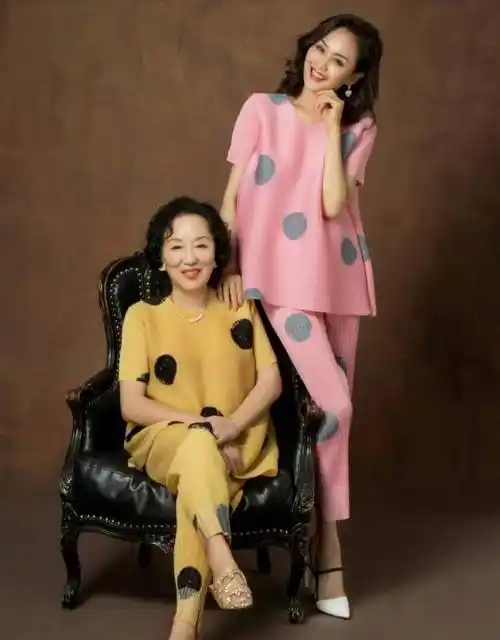 演员这个身份才让她那么懂得保持身材,然而在前不久李颖妈妈生日的