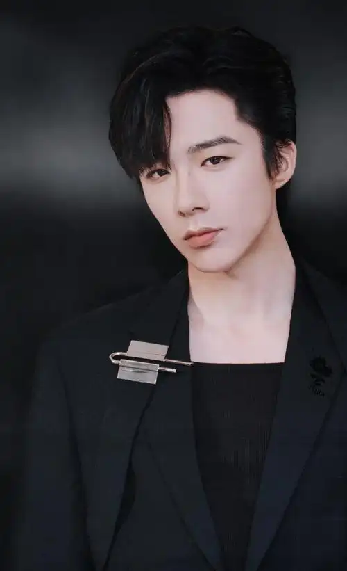 帅照里挑的一张公式照呢 以后多用啊#刘宇宁换公式照#|#刘宇宁魏劭