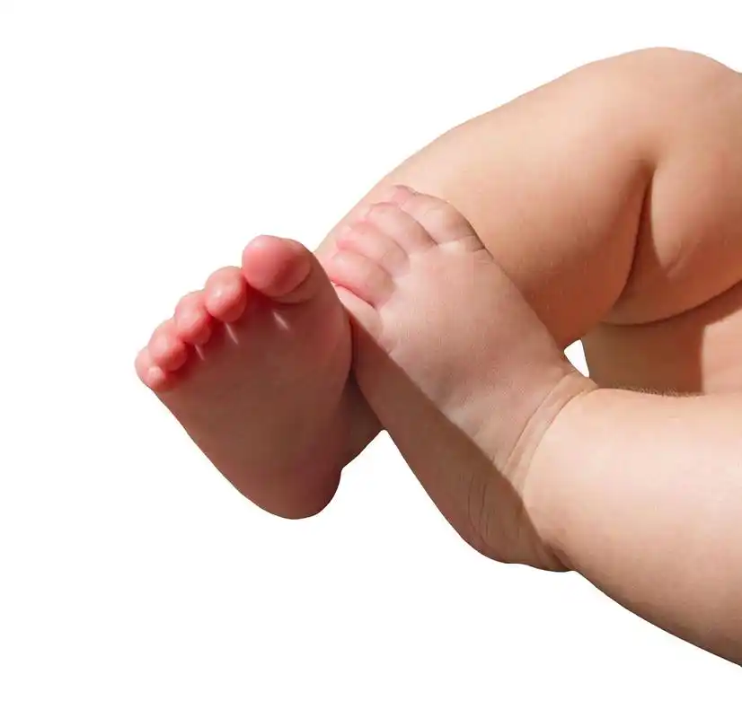 小小的脚特写,宝宝的小脚丫在白色背景上孤立