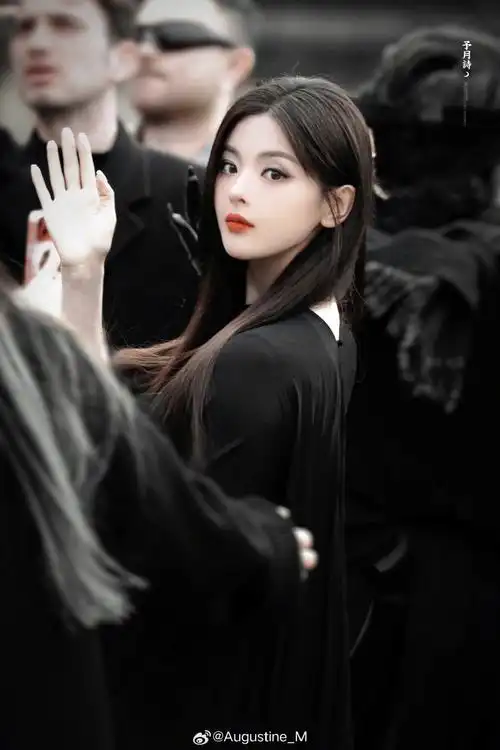 简约飘逸,清冷又霸气~小烟熏眼妆也很亮眼很92~9494    #杨超越