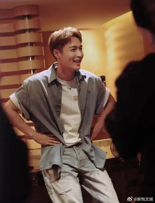 张艺兴牛仔身材白t恤##张艺兴笑得好开心