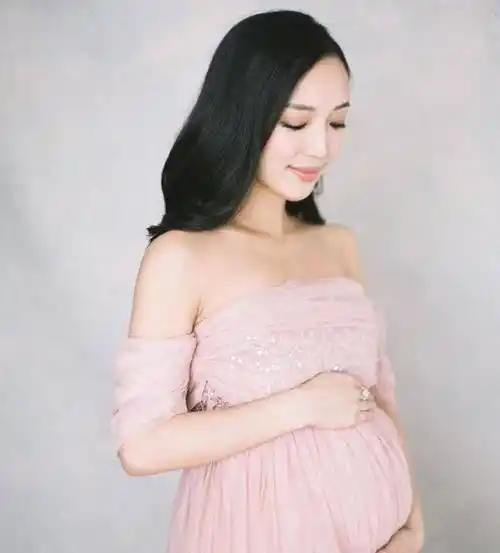 霍启刚堂妹霍咏诗晒孕照尽显母爱,早年作风豪放被批有辱家风 - 明星网