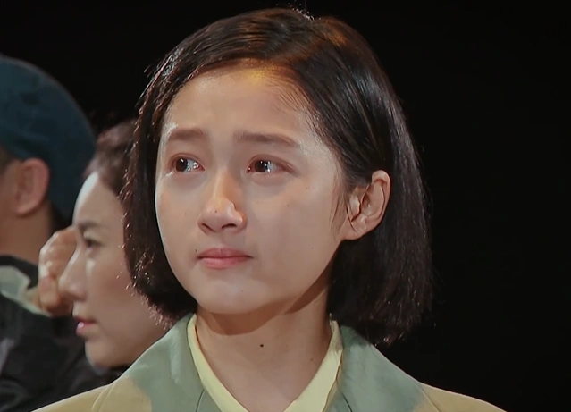 关晓彤拍哭戏,素颜含着眼泪出镜,"国民闺女"好演技终于回来了_腾讯