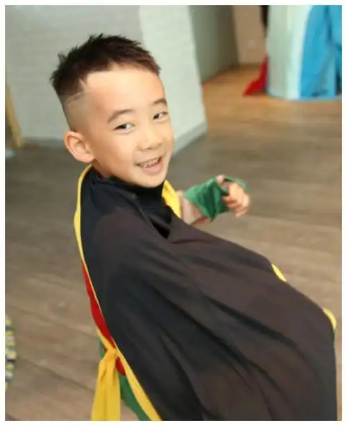 从相关的照片中我们可以非常清楚的看到,小时候的陈小春就是一个身材