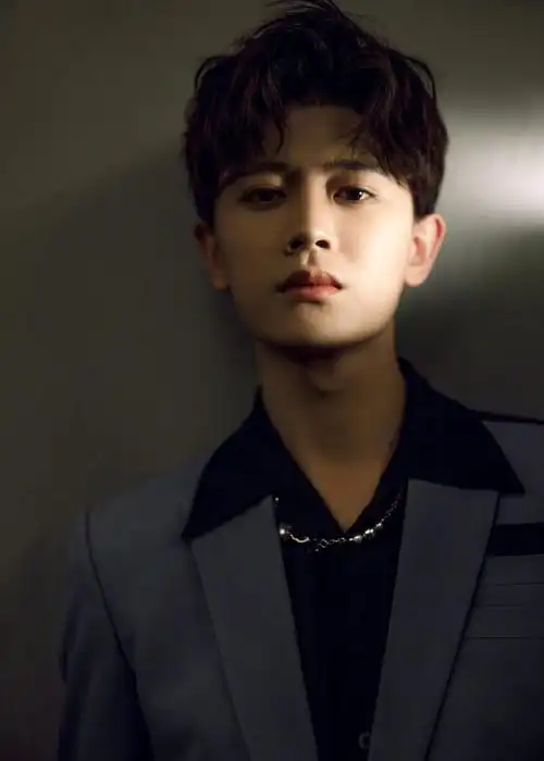 简介:任嘉伦黑灰西服成熟写真图片,分享一组任嘉伦图片给大家,图中的