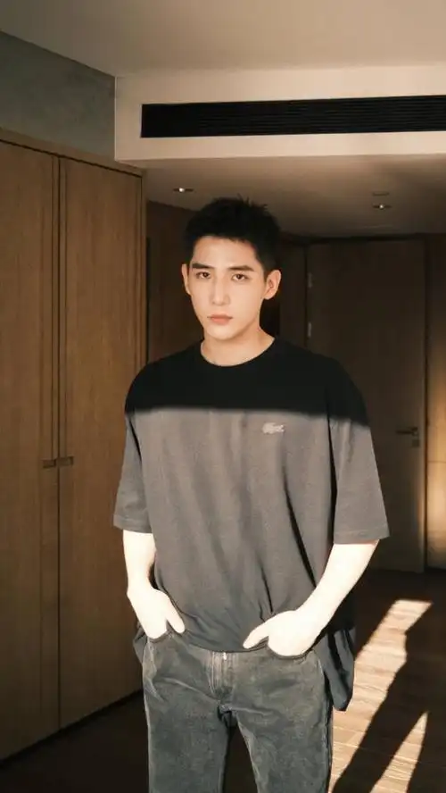 演员王安宇是《梦回大清》的主演,参演《左肩有你》饰演顾飞