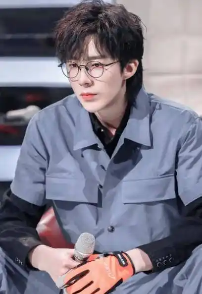 另外刘宇宁和前妻韩女士结婚半年就离婚了,如今的经纪人抛夫弃女跟着