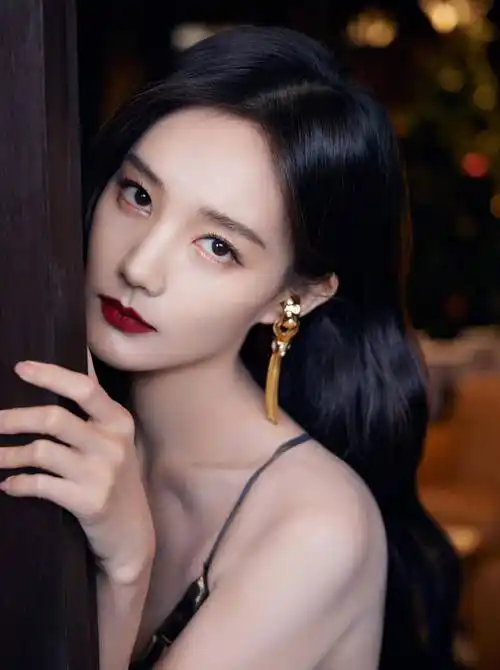 青春女星李一桐分享鎏金长裙写真,璀璨夺目,步步生花,非常吸睛_金色