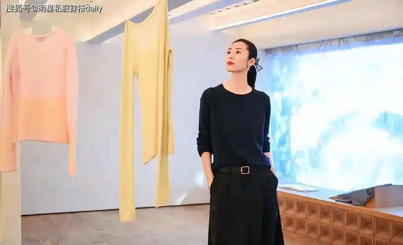 超模刘雯2套秋日穿搭,针织衫搭半裙简洁优雅,条纹马甲高级大方